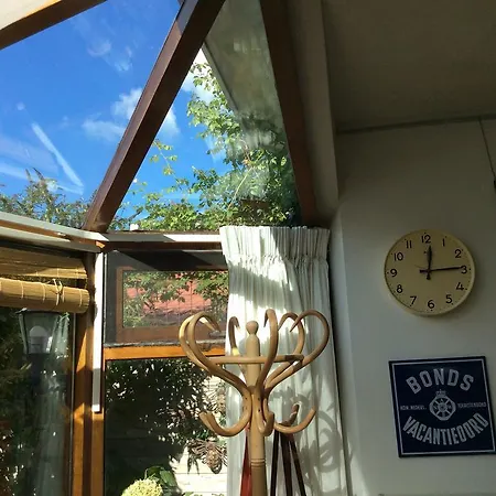 The Red Cupboard ברחן